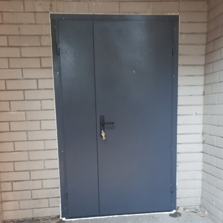 Дверь в подъезд