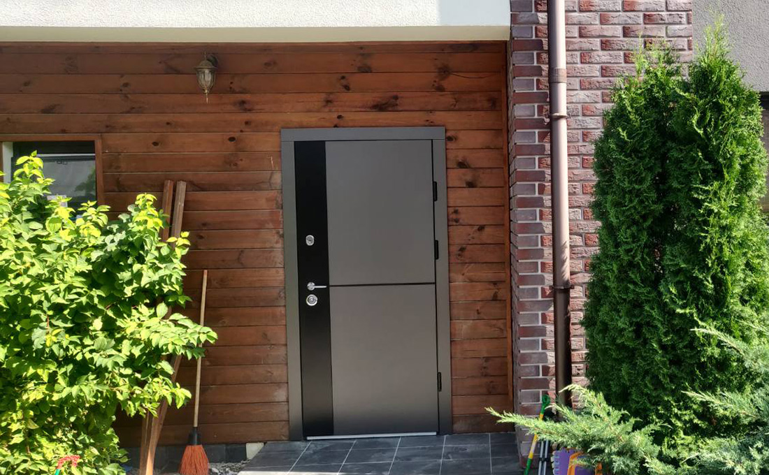 Двері в будинок