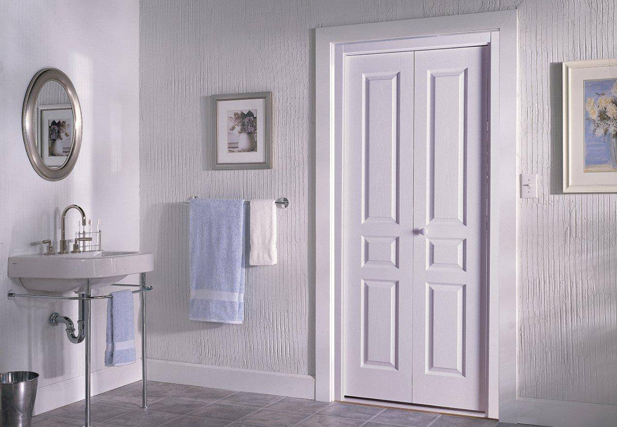 Двойные распашные белые двери в ванную