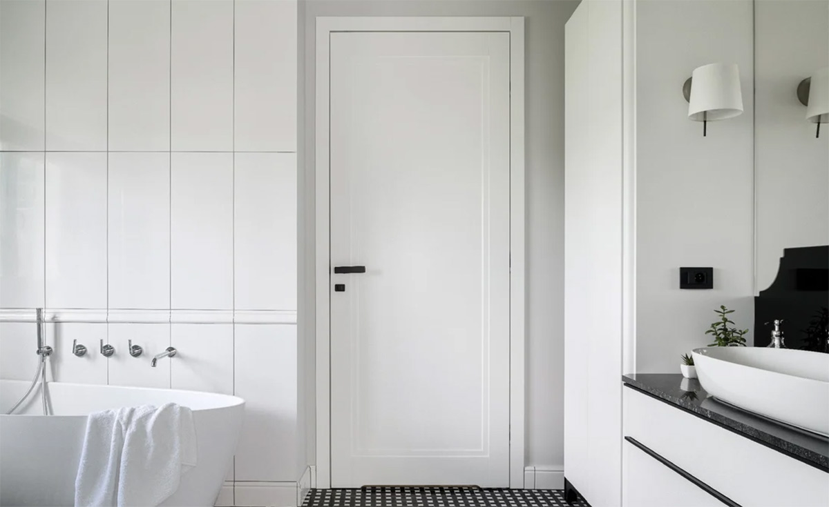 Филенчастые белые двери в ванную