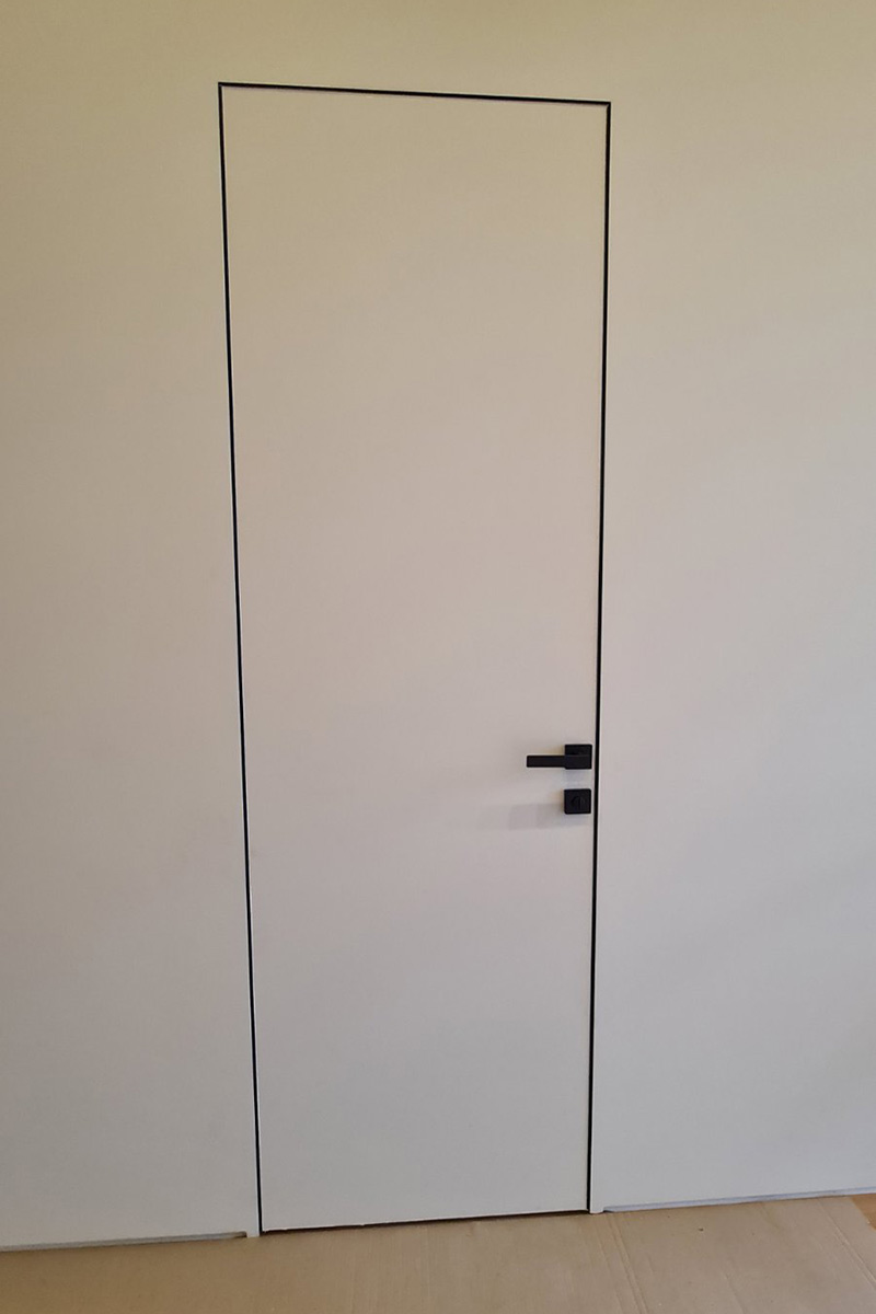 Белая дверь скрытого монтажа фото в интерьере