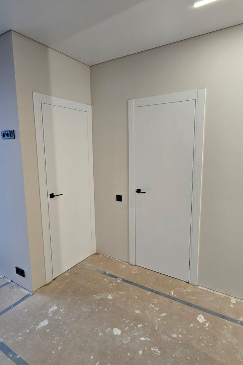 Красивые белые двери в спальне