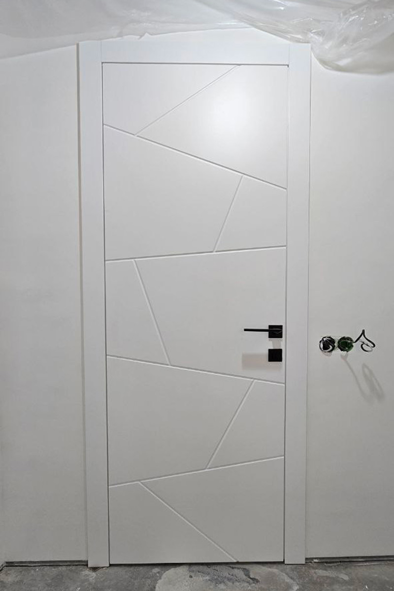 Крашенные белые двери в интерьере