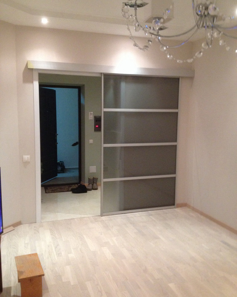 Раздвижная дверь на кухню фото – зонирование без потери света