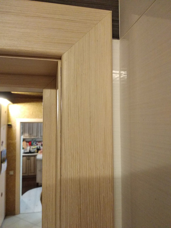 Дверь с наличником под 45 градусов - фото крупным планом