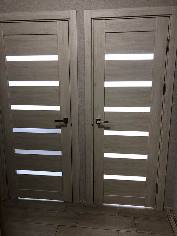 Обналичка на двери фото в интерьере темного цвета