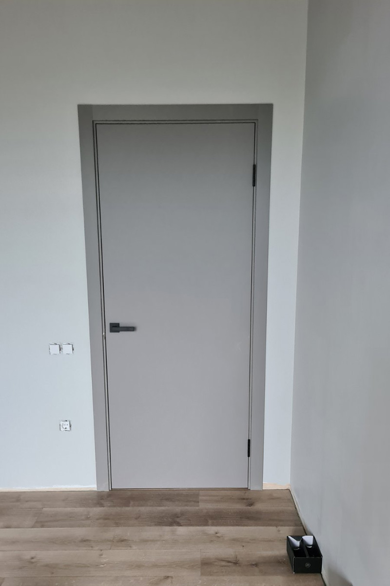 Сірі щитові двері