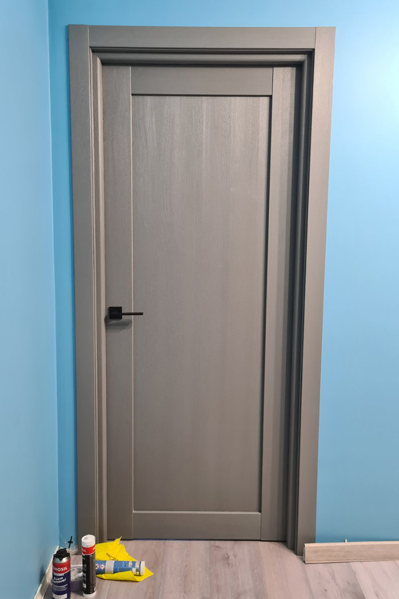 Сірі шпоновані двері