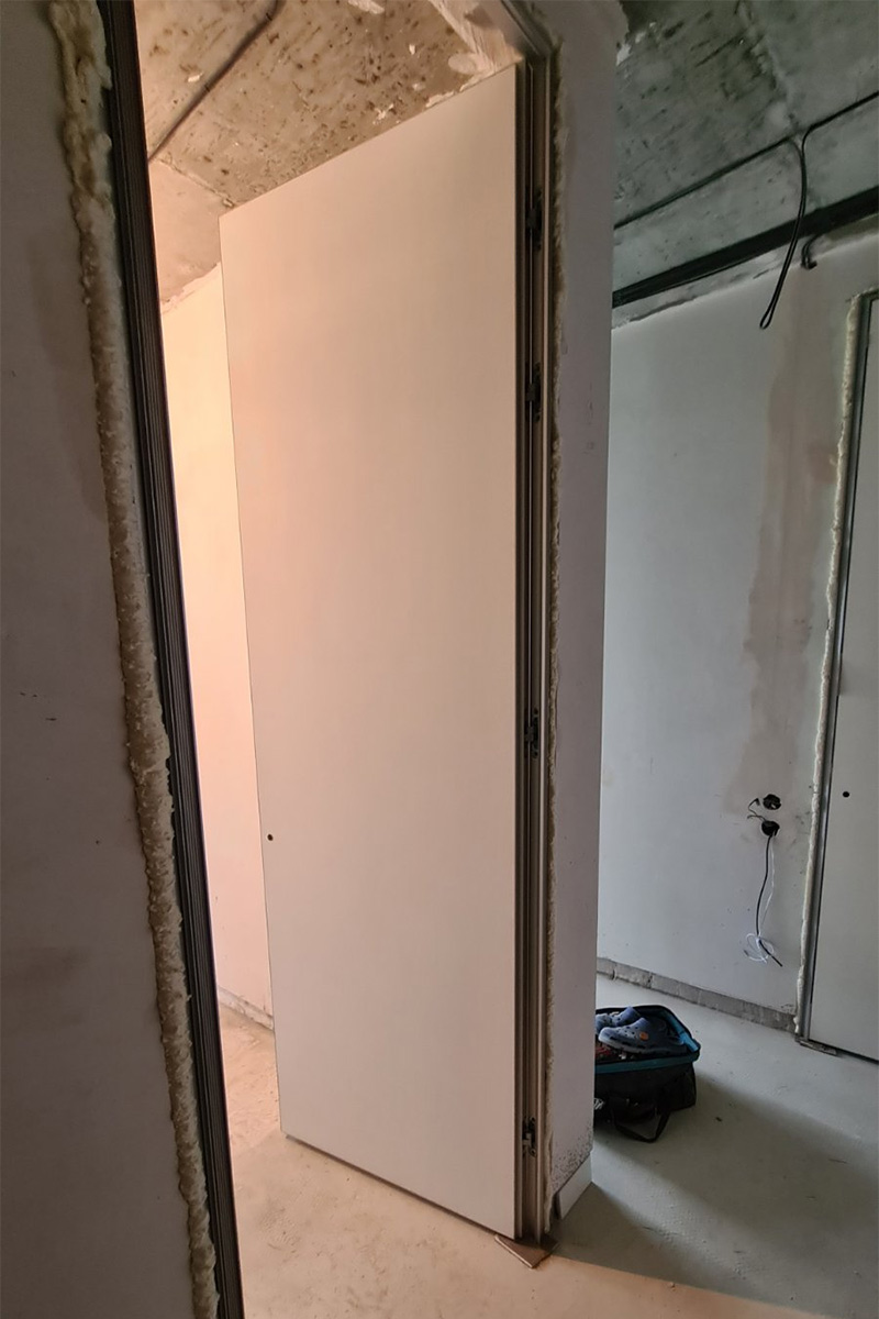 Двери со скрытыми петлями (фото с торца)