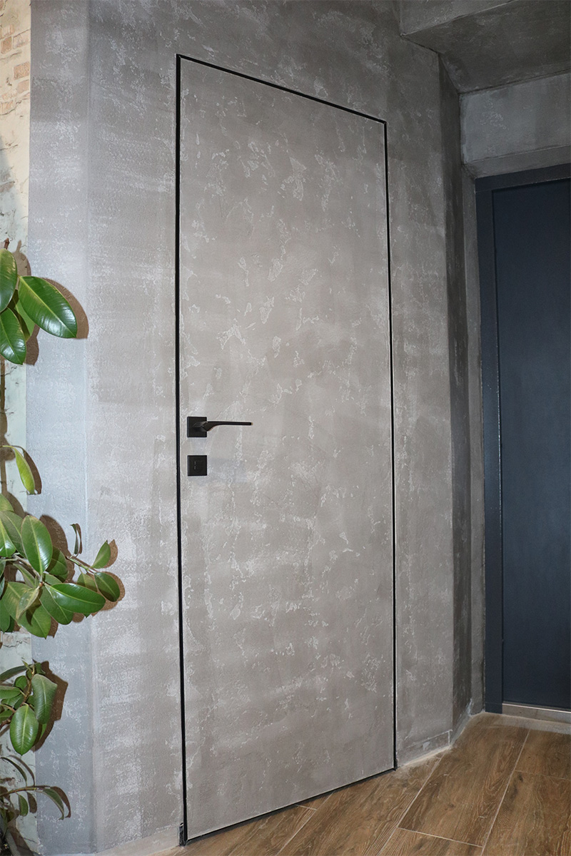 Дверь скрытого монтажа в декоративной штукатурке фото