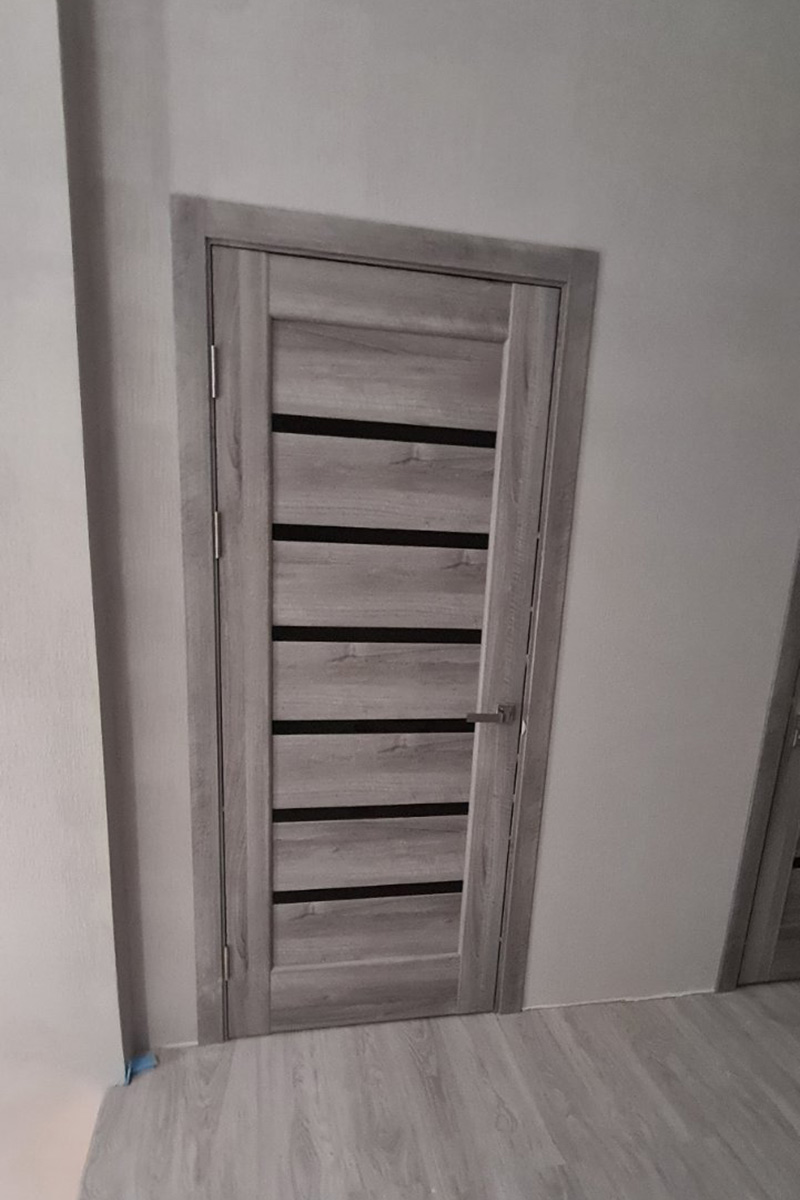 Світло-сірі міжкімнатні двері візуально розширюють простір