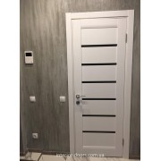 Білі двері з чорним склом в інтер'єрі