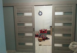 Эффектный вход: Как двойные двери преображают гостиную